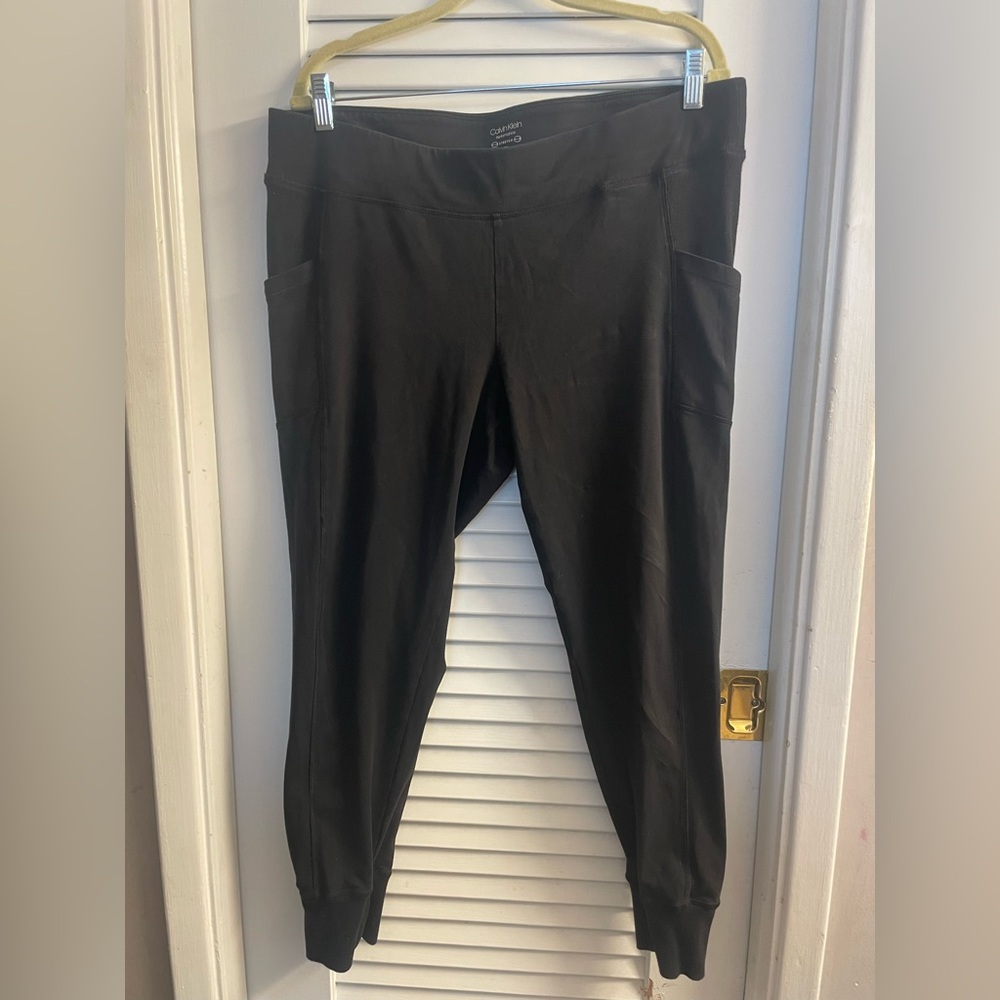 Calvin Klein Performance 2X XXL Black Leggings pockets on.Each side ribbed cuffs